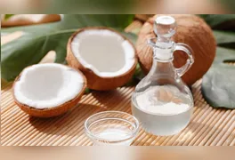 Apesar dos inúmeros benefícios, especialistas reforçam que o coco possui alta densidade calórica.