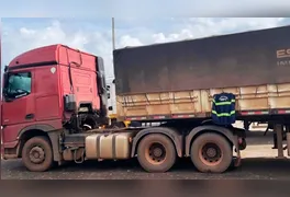 Fiscais da Sefa realizam a conferência de carga de manganês retida na rodovia Transamazônica.