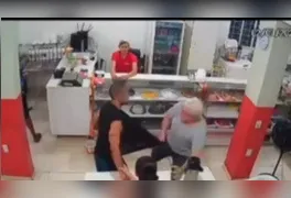 A ousadia de criminosos assustou funcionários e clientes de uma sorveteria na noite desta segunda-feira