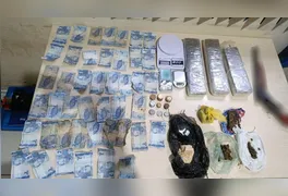 Ao retornarem à residência, os militares montaram um cerco e flagraram outro suspeito com mais 50,6 gramas de maconha, balança de precisão e dinheiro.