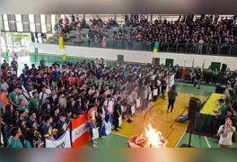 Delegações escolares desfilam durante a abertura da 14ª edição dos JEMS no Ginásio Irmã Theodora.