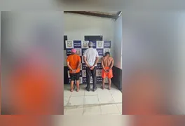 Três homens foram presos em flagrante sob suspeita de manter um homem, que possui deficiência mental, em cárcere privado
