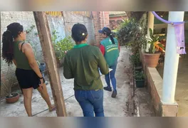 Equipe de endemias orientando moradora sobre descarte adequado do molusco