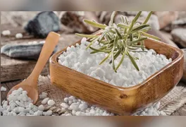 De acordo com especialistas em bem-estar e consultores de feng shui, o sal grosso funciona como um "filtro" que absorve cargas emocionais acumuladas