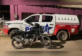 Um homem foi detido por porte ilegal de arma de fogo na noite deste domingo