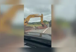 Além do isolamento da área crítica, o DNIT já iniciou os serviços de recuperação do pavimento.