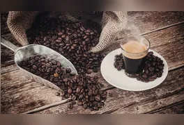 O café é um item indispensável na rotina dos brasileiros, mas sua relação com a balança ainda gera debates.