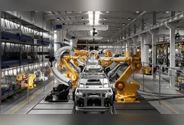 A produção industrial brasileira manteve a trajetória de recuperação e avançou 0,9% na passagem de janeiro para fevereiro de 2026.