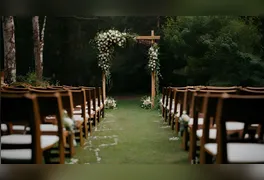 A integração com o meio ambiente continua sendo um pilar forte. Casamentos ao ar livre ou que tragam o "jardim para dentro"