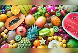 Embora não existam frutas proibidas, algumas exigem maior cautela devido ao alto índice glicêmico ou carga calórica, como a melancia, uva, figo e frutas secas.