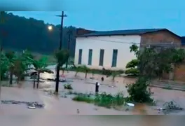 Equipes da Defesa Civil realizam o cadastramento de famílias atingidas pelos alagamentos em Xinguara.