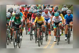 Pelotão de ciclistas em edição anterior do Meeting Nacional; evento chega à sua 22ª edição com percurso de 70 km.