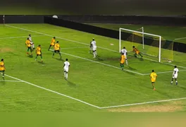 O atacante PH comemora com os companheiros após marcar o terceiro gol do Águia, garantindo a vitória marabaense no Estádio Canarinho.