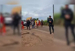 Manifestantes utilizam pneus para bloquear o tráfego em Morada Nova; congestionamento atingiu quem seguia para cidades vizinhas.