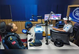 A Major Luciana Silva durante entrevista ao repórter Elvan do Vale no programa Rota 100,7; oficial celebrou 20 anos de corporação.