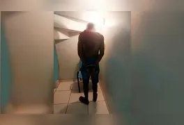 O suspeito estava no imóvel no momento da abordagem e foi detido pelas autoridades.