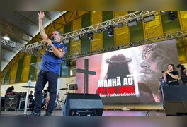 Pastor Marcos Chene ministra palavra aos fiéis durante a edição 2026 do projeto Manhã ao Pé da Cruz.