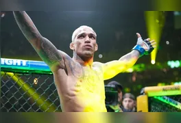 Com o cinturão BMF, "Do Bronx" comemora a vitória por decisão unânime sobre o norte-americano.