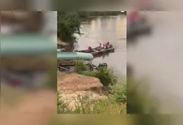 Equipes do Corpo de Bombeiros e voluntários durante os trabalhos de varredura no Rio Campo Alegre.
