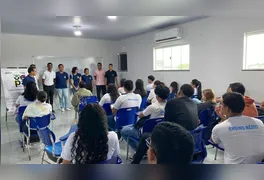 Acadêmicos e docentes da Uepa esclarecem dúvidas de estudantes do 3º ano sobre as formas de ingresso e o sistema de cotas.