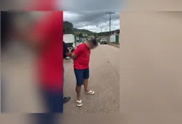 Francidalton Sodré Damasceno, o "Bolinha", sendo conduzido pela equipe policial para os procedimentos legais.