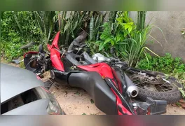 Peritos analisam o local da colisão na Folha 13; motocicleta ficou destruída após ser prensada contra o muro por veículo prata.