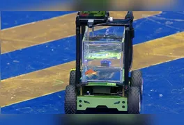 O peixe dourado Blub dentro de seu aquário móvel durante o desafio que garantiu o recorde mundial em Milão.