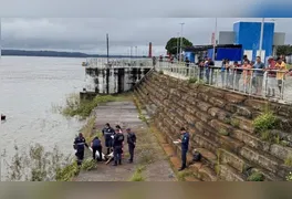 Equipes do SAMU e da Polícia Militar isolam o trecho da orla onde o corpo foi localizado.