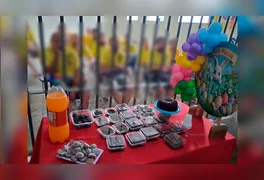 Internos e corpo docente reunidos durante momento de reflexão e partilha na Unidade de Custódia de Redenção.