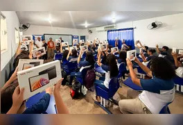 Alunos da Escola Maria Conceição Corrêa utilizam os novos tablets durante atividade pedagógica coordenada pela SEMED.