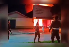 Chamas altas consumiram a estrutura da Nika Aviamentos, assustando moradores no setor Serrinha.