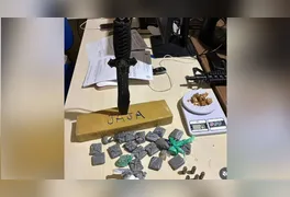 Material apreendido inclui balança de precisão, munições e diferentes tipos de entorpecentes.