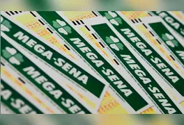 Bilhete da Mega-Sena; prêmio acumulado atrai apostadores de todo o Brasil.