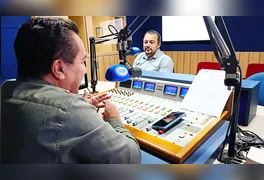 Andreyk Maia detalha avanços na reforma agrária durante entrevista ao jornalista Nonato Dourado na Rádio Clube FM.