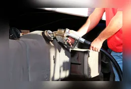Movimentação em posto de combustíveis: sindicato alerta que MP foca em evitar novos aumentos, mas redução imediata na bomba não é garantida.