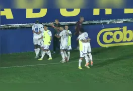 Após uma recuperação de bola no meio-campo, o meia Felipe Pará serviu PH em uma bola vindo de Gustavo 25, que dominou na entrada da área e finalizou com precisão