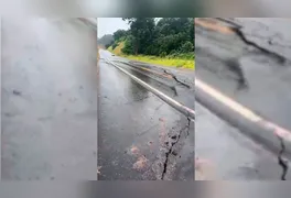 Erosão na margem da BR-422 compromete parte da pista e gera riscos de novos desmoronamentos devido às fortes chuvas no sudeste do Pará.