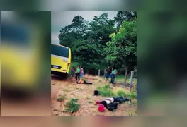 Van de passageiros passou por perícia técnica após o confronto que resultou na morte de um dos assaltantes.