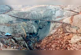 Registro histórico da "formiga" humana em Serra Pelada; disputa por direitos trabalhistas na região se arrastava desde 2014.