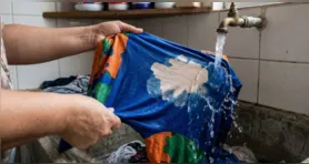 Com um pouco de paciência e os materiais certos, é possível recuperar roupas manchadas por água sanitária e prolongar a vida do guarda-roupa.