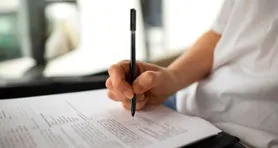 Para concorrer, os candidatos devem possuir diploma de bacharel em Direito e comprovar no mínimo três anos de atividade jurídica.