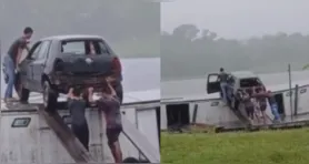 O automóvel foi colocado em cima do barco com ajuda de dois pedaços de madeira