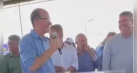 Prefeito faz discurso com frase de duplo sentido, causando gargalhadas no público do evento.