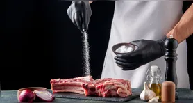 Ao ser espalhado sobre o carvão quente, o sal ajuda a reduzir a intensidade das chamas provocadas pela gordura que cai na brasa.