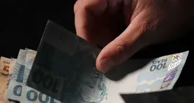 Trabalhadores começam a receber o novo salário mínimo de R$ 1.621 a partir de fevereiro; reajuste de 6,79% impacta aposentados, benefícios do INSS e aquece a economia.