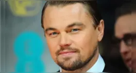 Nikki Glaser no palco do Globo de Ouro 2026, onde fez a piada que posteriormente rendeu uma resposta inusitada de Leonardo DiCaprio.