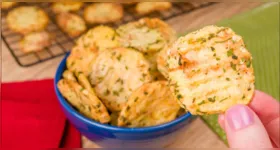 Batata “Ruffles” fitness assada: versão saudável recria crocância do snack tradicional sem fritura e com temperos naturais