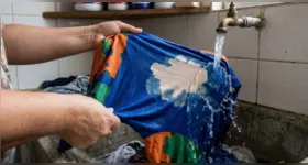 Com um pouco de paciência e os materiais certos, é possível recuperar roupas manchadas por água sanitária e prolongar a vida do guarda-roupa.