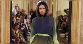 A modelo paraense Maria Carolina estreia no Rio Fashion Week, que volta ao cenário da moda após anos de pausa.