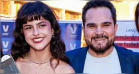 Ao lado da família, Isabella celebra noite de autógrafos de seu primeiro livro, “Menifesi”, em São Paulo.